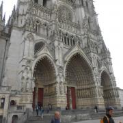 Arrivée au pied de Notre Dame d'Amiens